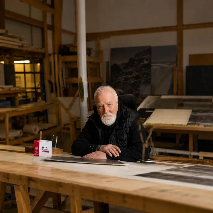 Patrick in seiner Werkstatt mit ArtroShield auf dem Tisch